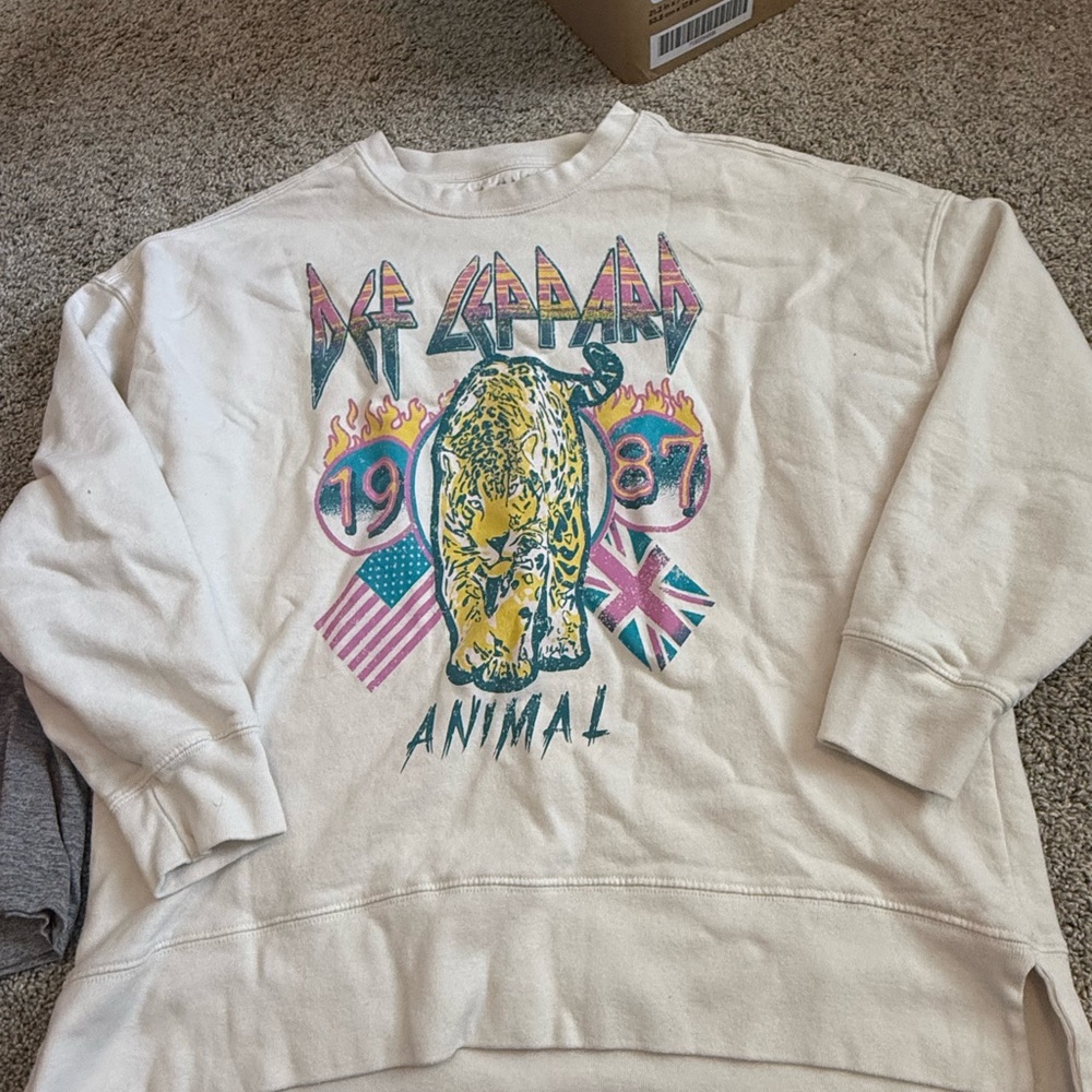 Cream Graphic Sweatshirt with Patriotic and Geometric Designs